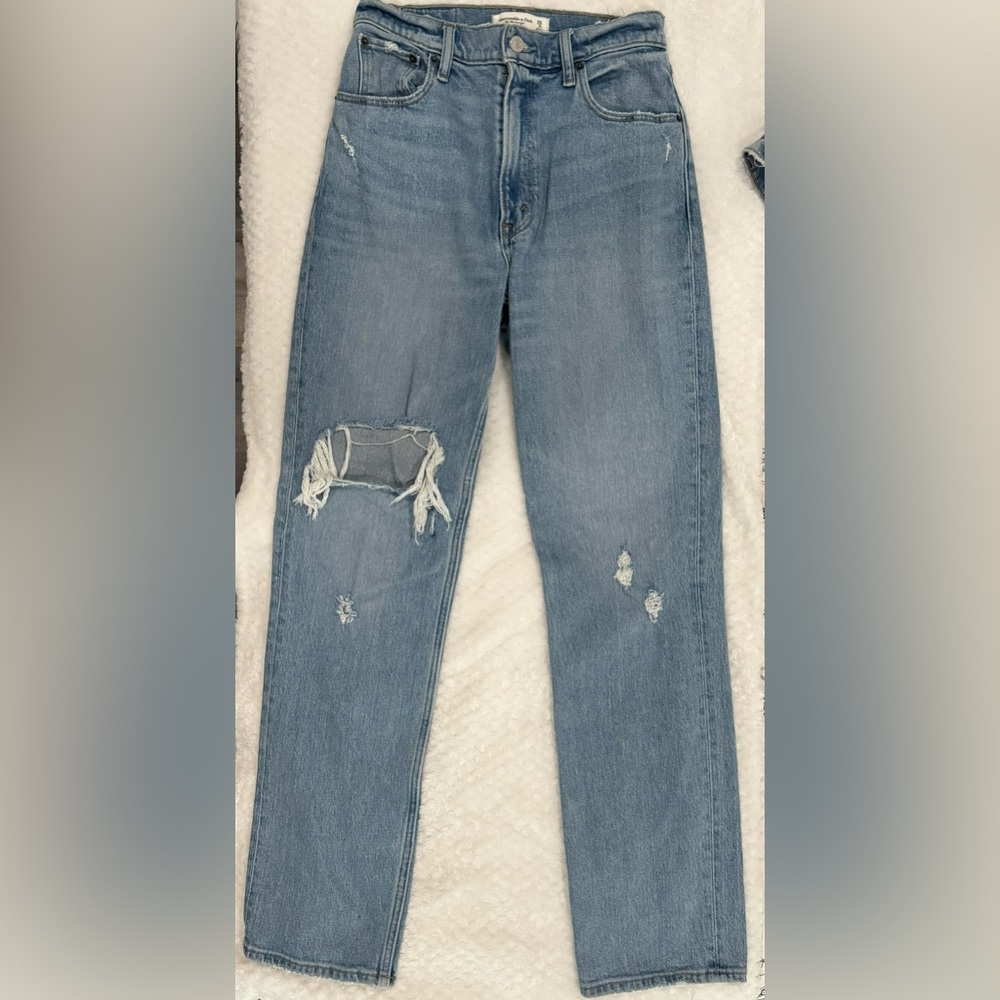 Ultra High Rise 90s Straight Jean - Light Destroy (one knee) - Size 26 Regular